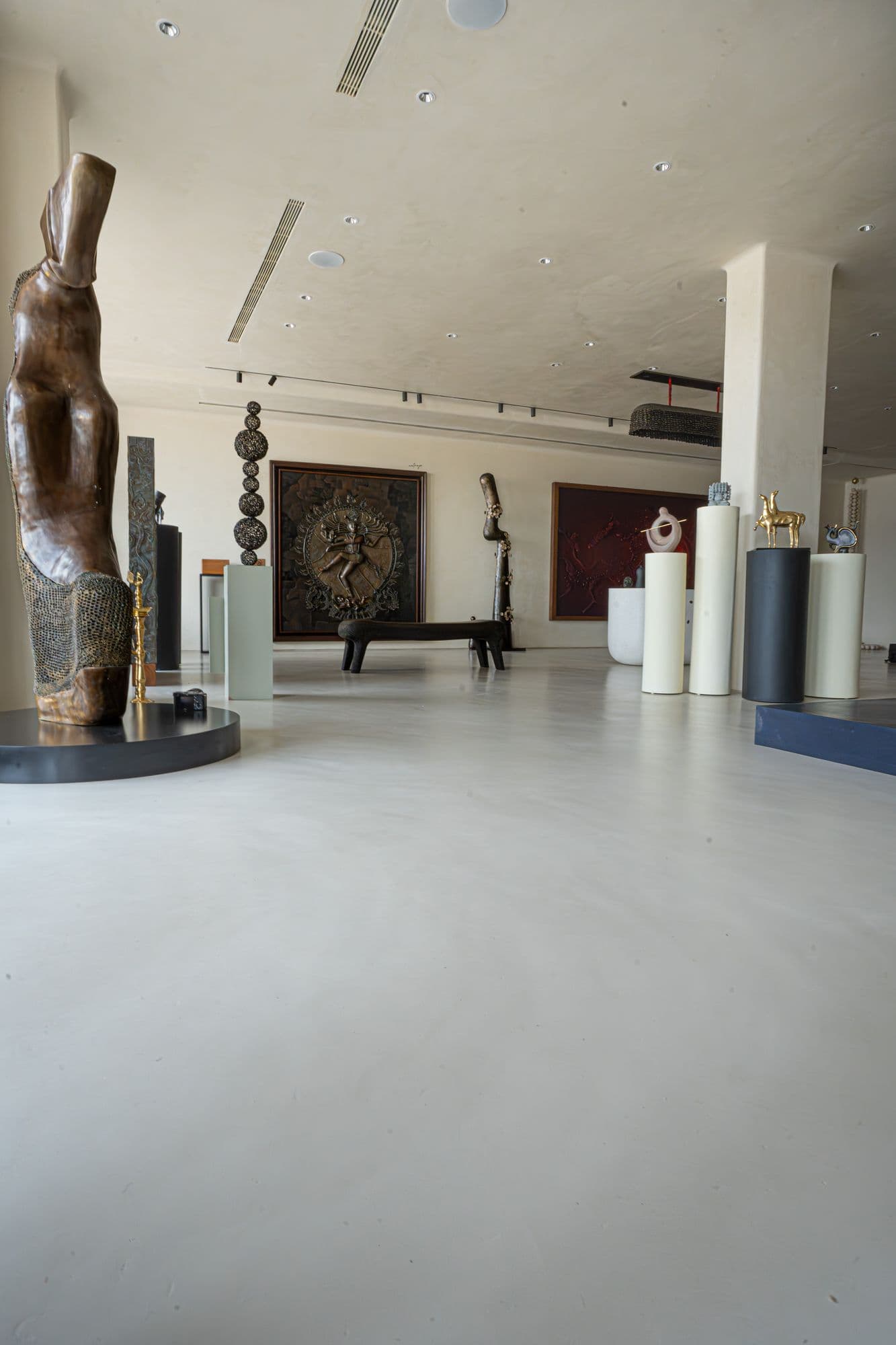 Cemento floor with Carrara walls at the Takshini project, New Delhi
