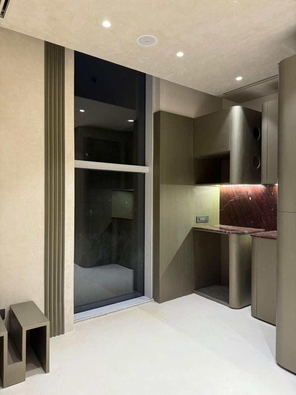 Limewashed walls and ceiling in a minimalist room at Colortale's Faridabad Office project Limewashed walls and ceiling in a minimalist room at Colortale's Faridabad Office project